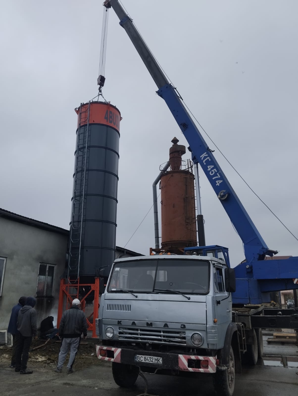 Автокран КамАЗ на роботі у Дрогобичі — підйом та монтаж конструкцій